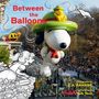 "Between the Balloons" in roten Buchstaben. Große Snoopy-Ballonfigur mit Hut schwebt über einer Parade. Illustration links.