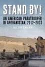 Stand By! An American Paratrooper in Afghanistan, 2012-2013. Jacob Sharp. Soldaten in Wüstenlandschaft auf Basis.