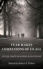 "Fear Makes Companions of Us All" zeigt drei Personen, die auf einem von Bäumen gesäumten nebligen Weg gehen.