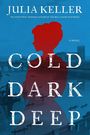 „Julia Keller: Cold Dark Deep“. Roter Profilumriss einer Frau vor blauem Hintergrund mit Fluss und Gebäuden.
