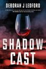 Text: "DEBORAH J LEDFORD", "SHADOW CAST", Zitat von Meg Gardiner. Ein Weinglas mit rotem Getränk, Nebel im Hintergrund.