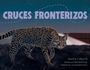 "CRUCES FRONTERIZOS" in großen Buchstaben am Himmel. Ein Ozelot schleicht in einer nächtlichen Landschaft entlang eines Zauns.