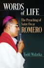 "Words of Life. The Preaching of Saint Oscar Romero. Todd Walatka." Ein Geistlicher mit roter Kappe und Mikrofon in der Hand.