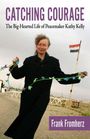 „CATCHING COURAGE“, „The Big-Hearted Life of Peacemaker Kathy Kelly“. Frau tanzt mit Girlande, syrische Flagge im Hintergrund.