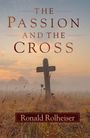"THE PASSION AND THE CROSS" und "Ronald Rolheiser". Ein Kreuz steht auf einer Nebelwiese bei Sonnenaufgang.