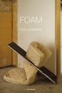 „FOAM“ von Kate Zambreno. Zwei Matratzen und ein Brett lehnen chaotisch an einer Wand in einem kahlen Raum.