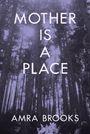"MOTHER IS A PLACE" und "AMRA BROOKS" vor hohen, dicht stehenden Bäumen in einem Wald.