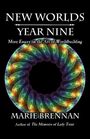 „NEW WORLDS YEAR NINE“ und bunte, leuchtende, ringförmige, abstrakte Muster auf schwarzem Hintergrund.