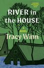 "River in the House: A Novel, Tracy Winn.“ Illustration zeigt Häuser vor Bäumen auf grünem Hintergrund, darunter blaue Strömung.