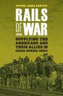 "Rails of War: Supplying the Americans and Their Allies in China-Burma-India" von Steven James Hantzis. Historisches Foto: Viele Menschen auf und vor einer Lokomotive. Hintergrund: Kartenausschnitt.