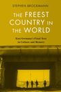 Titel: „THE FREEST COUNTRY IN THE WORLD“. Untertitel: „East Germany’s Final Year in Culture and Memory“. Personen unter Brücke.