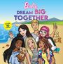 Text: "Barbie DREAM BIG TOGETHER; INCLUDES 10 STORIES!" Illustration: Sieben fröhliche Figuren am Strand, eine hält einen Welpen.