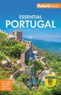 "Essential Portugal" in großen Buchstaben vor einer Burg auf einem grünen Hügel mit weitem Blick über eine Waldlandschaft.