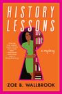 "History Lessons", "a mystery", "Zoe B. Wallbrook". Illustration: Frau in grünem Kleid durch Schlüsselloch bei einem Regal.