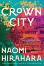 Texte: "Crown City", "Naomi Hirahara", "A Japantown Mystery". Illustration: Gebäude, Blumen, ein Mann mit Hut.