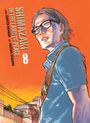 Text: „SHIMAZAKI IN THE LAND OF PEACE“. Ein Mann mit Brille vor orangefarbenem Hintergrund, im Manga-Stil gezeichnet.