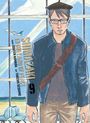 "Shinazaki in the Land of Peace" steht im Vordergrund. Ein Mann mit Brille und Mütze sitzt in einem Flughafen.