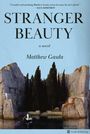 "STRANGER BEAUTY", Roman von Matthew Gasda. Zitat von Alex Dimitrov. Gemälde von Felsen, Zypressen und einem Boot auf Wasser.
