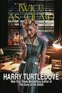 "Twice As Dead, City of Shadows, Book One von Harry Turtledove. Frau in Vintage-Kleid hält eine Münze, Bürohintergrund."