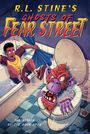 Titel: R.L. Stine's Ghosts of Fear Street. Ein Junge rutscht in der Badewanne aus, ein lila Affe mit furchterregendem Gesicht steigt aus der Toilette.