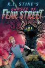 „R.L. Stine’s Ghosts of Fear Street“. Junge schaut ängstlich zu einem Baumhaus in einem knorrigen Baum.