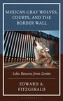 „Mexican Gray Wolves, Courts, and the Border Wall.“ Ein heulender Wolf vor einer Metall-Barriere.