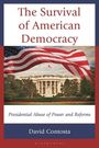 "The Survival of American Democracy" von David Contosta. US-Flagge weht, das Weiße Haus im Hintergrund.