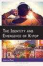 "The Identity and Emergence of K-pop" steht groß in der Mitte. Ein Mensch mit Kopfhörern in Sonnenuntergang.