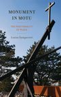"MONUMENT IN MOTU", "THE POSITIONALITY OF PLACE", "Louise Zamparutti". Ein schräges Holzkreuz vor blauem Himmel und Bäumen.