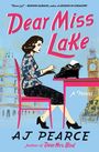 „Dear Miss Lake“, A Novel von AJ Pearce. Frau, die an Schreibmaschine sitzt, im Hintergrund Londoner Wahrzeichen.