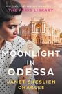 Titel: "Moonlight in Odessa". Autorin: Janet Skeslien Charles. Eine Frau mit dunklen Haaren hält ein Buch vor einem großen Gebäude.