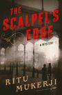 "The Scalpel's Edge. A Mystery. Ritu Mukerji." Zwei Personen im Schatten unter einem Eisenbalkon in einer alten Stadtansicht.