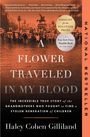 „A Flower Traveled in My Blood“ von Haley Cohen Gilliland. Hintergrund: Menschen mit Protestschildern.