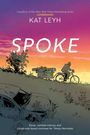 „SPOKE“ von Kat Leyh. Sonnenuntergang; Person mit Fahrrad und Gepäck fährt an einem überwucherten Auto vorbei.