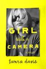 "GIRL with a CAMERA, A MEMOIR, tamra davis." Schwarz-weißes Foto einer Frau mit Sonnenbrille auf gelbem Hintergrund.