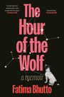 Text: "The Hour of the Wolf", "a memoir", "Fatima Bhutto". Zitate von "The Observer" und "The Guardian". Eine Illustration mit Sternbildern und einem Hund.