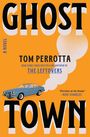 Buchtitel "Ghost Town". Ein blaues Auto fährt und erzeugt eine Rauchwolke. Oranger Hintergrund.