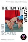 „The Ten Year Affair“ von Erin Somers. Gemälde: Vier Hände ineinandergreifend. Darunter ein Logo von „Teatime Book Club“.
