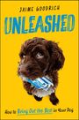 Text: "UNLEASHED", "How to Bring Out the Best in Your Dog". Ein Hund hält zerfetztes Papier im Maul, vor gelbem Hintergrund.