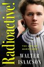 „Radioactive!“ in Gelb vertikal, „The Life of Marie Curie“ und „Walter Isaacson“. Porträt einer Frau in historischer Kleidung.