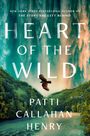 "Heart of the Wild" von Patti Callahan Henry. Ein Vogel fliegt über einem Fluss inmitten üppiger, grüner Wälder.