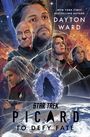 „New York Times Bestselling Author Dayton Ward“, „Star Trek Picard - To Defy Fate“. Illustration von Personen vor Weltraumkulisse.