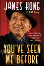Text: "JAMES HONG with Jeff Yang. Over 700 roles and 70 Years in Hollywood (and Counting). YOU'VE SEEN ME BEFORE." Ein lächelnder Mann mit Hut vor rotem Hintergrund.