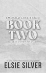 „EMERALD LAKE SERIES, BOOK TWO, TITLE & COVER TO COME“ steht in großen weißen Buchstaben auf grauer Struktur.