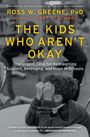 Titel: "The Kids Who Aren’t Okay". Ein Junge vergräbt sein Gesicht in den Händen, sitzt an einem Tisch.
