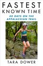 "FASTEST KNOWN TIME" und "40 DAYS ON THE APPALACHIAN TRAIL" von Tara Dower. Frau läuft auf einem steinigen Weg im Wald.