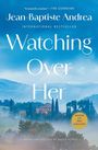 "Watching Over Her" von Jean-Baptiste Andrea. Preisgekröntes Buch mit nebliger Landschaft und Hügeln im Hintergrund.