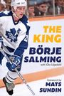 Text: THE KING BÖRJE SALMING, with Ola Liljedahl, foreword by MATS SUNDIN. Ein Eishockeyspieler in Aktion.