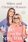 Text: "Abbey and Christine Romeo. A Mother Daughter Memoir. Life on the Spectrum." Zwei Frauen, eine umarmt die andere.