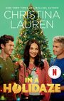 Text: "New York Times Bestselling Author Christina Lauren, In a Holidaze, A Netflix Film." Drei Personen vor einem Weihnachtsbaum.